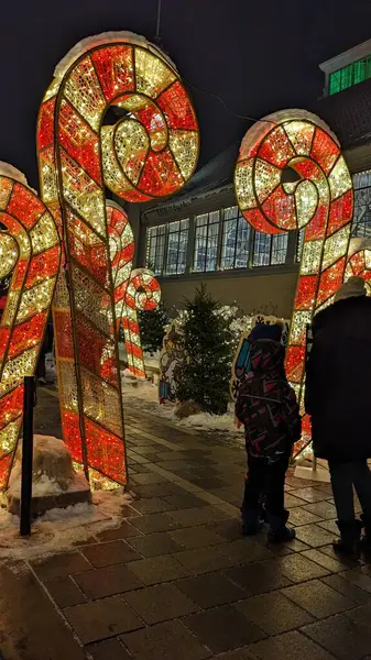 Outdoor christmas decorations, Canada 