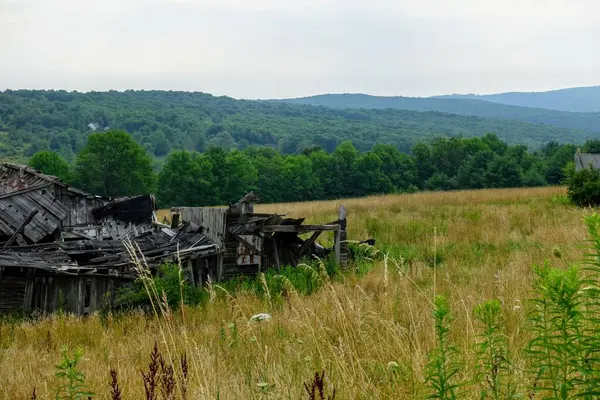 Dağlarda terk edilmiş bir ev.