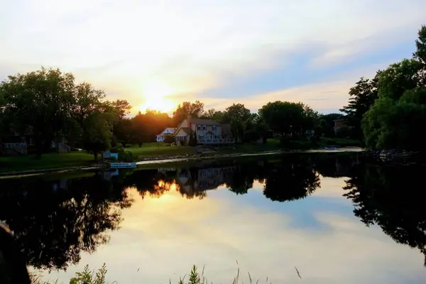 Gölün üzerinde güzel bir gün batımı