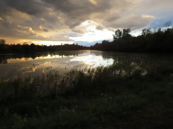 Akşamları nehirde gün batımı