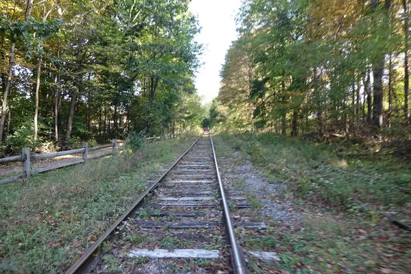 Eski terk edilmiş tren rayları