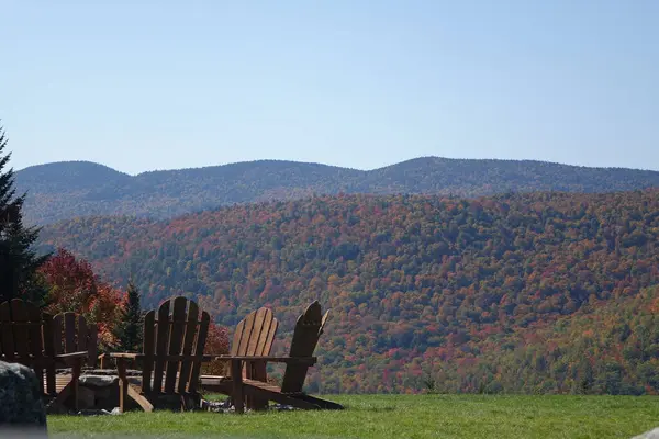 Dağlarda sonbahar manzarası