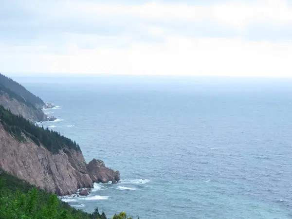 Dalgalar ve bulutlu gökyüzü ile güzel bir deniz manzarası.