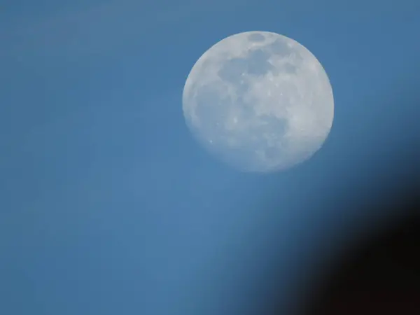 Gece gökyüzündeki ay