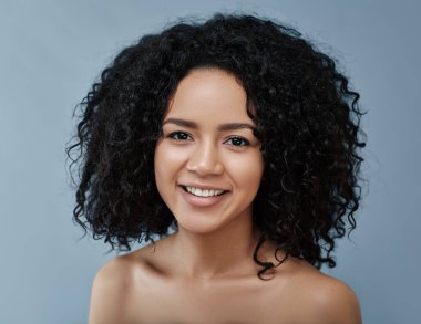 kıvırcık saçlı Genç güzel kadın portresi kapatın