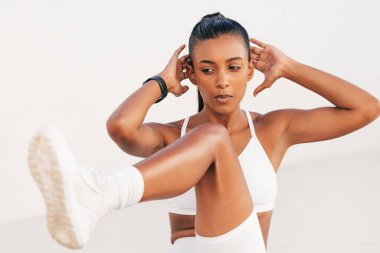 İnce bir kadının bisiklet mekiği çekerken yakın çekimi. Vücut geliştiren kadın karın kası egzersizi yapıyor..