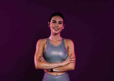 Gümüş formalı, kendine güvenen bir sporcunun portresi.