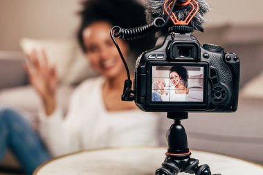 Vlogger kayıt memnun için onun blog bir Dslr fotoğraf makinesi