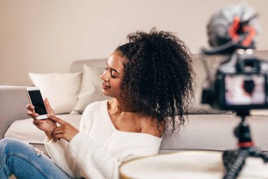 Kadın bazen bir video kaydederken Smartphone kullanarak