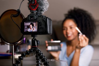 Moda blogger makyaj ürünleri, dijital SLR fotoğraf makinesi ayna önünde oturmuş, bir gözden geçirme