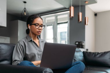 Gözlüklü genç bayan evden çalışıyor.