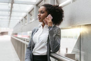Genç kadın havaalanında cep telefonu üzerinde söz
