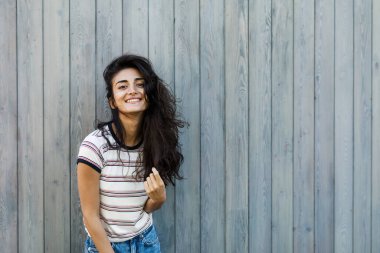 Kameraya, açık havada portre seyir mutlu esmer kadın
