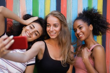 Akıllı telefon ve alma selfie bakarak arkadaş grubu