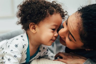 Yakın yukarı bir genç anne ve oğlu portre