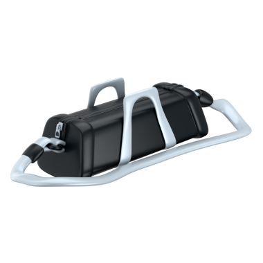 Beyaz arka planda izole edilmiş büyük kayışlı siyah spor çantası.