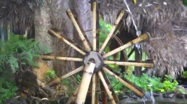 Bir su çarkı ekseninde estetik olarak döner.