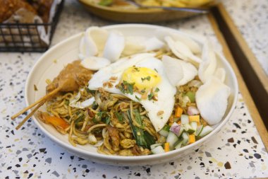 Kızarmış yumurta ve sebzeli erişte, Asya yemeği.