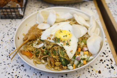 Sebzeli ve soslu kızarmış erişte.