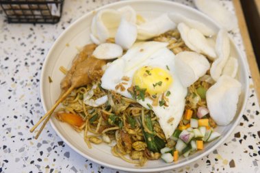 Domuz eti ve yumurta ile Erişte