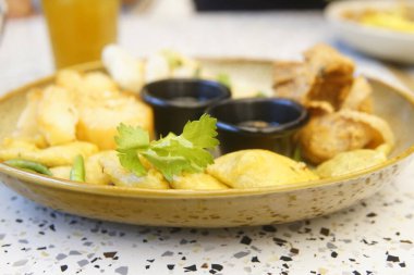 Soslu kızarmış tavuk nugget.