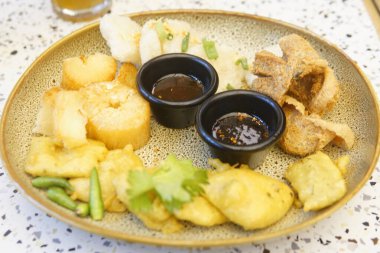 Patates ve sebzeli kızarmış tavuk.