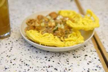 Etli erişte ve sebze.