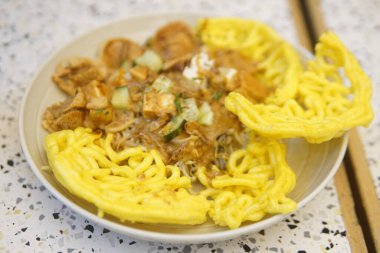 Domuz eti ve yumurtalı pilav.