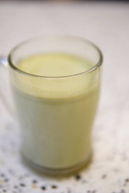 Bir fincan çay iç.