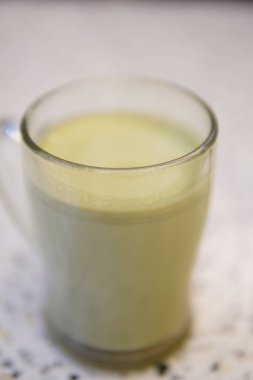 Yeşil çayı yakın.