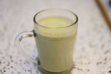 Bir bardak yeşil çay ve süt..