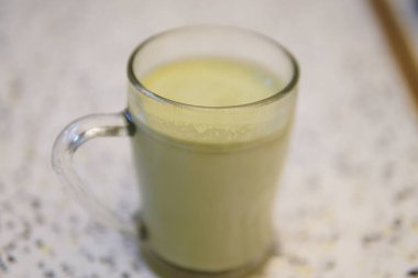 beyaz arkaplan ile yeşil süt