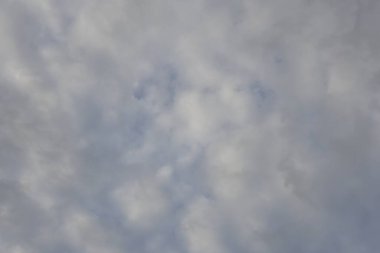 Bulutlu mavi gökyüzü