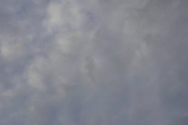 Arka planda bulutlar olan mavi gökyüzü.