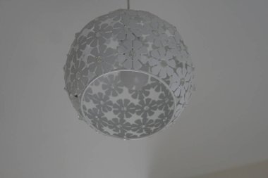 Beyaz arka planda güzel bir tavan lambası görüntüsü.