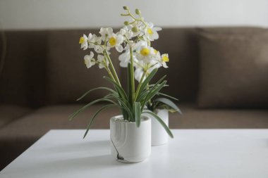 Masadaki güzel çiçek buketi