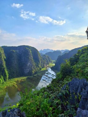 Paisaje del ro Tam Coc en Ninh Binh, Vietnam. Tam Coc nehrinin Ninh Binh, Vietnam 'daki manzarası