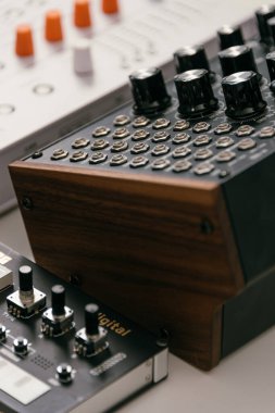 Piyano karıştırıcı, klavye ve sentezleyici. müzik konsepti