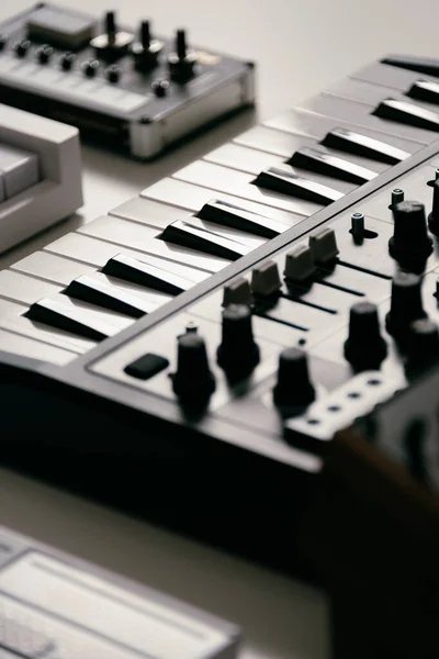 鍵盤とシンセサイザーを備えたピアノミキサーです 音楽のコンセプト ストック画像