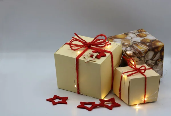 Vánoční Dárky Dárkové Krabice Světlém Pozadí Přáníčko Dovolená — Stock fotografie