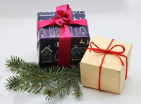 Рождественские Подарочные Коробки Красной Лентой Белом Фоне — стоковое фото