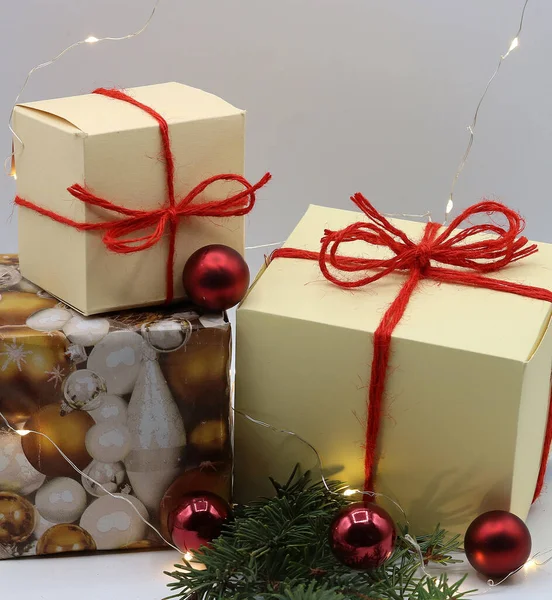 Рождественские Подарки Луками Декоративными Украшениями — стоковое фото