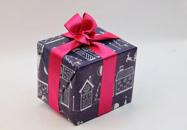 Рождественский Подарок Голубой Упаковке Розовой Лентой — стоковое фото