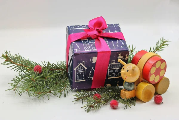 Prezent Świąteczny Drewniana Zabawka Ślimak Kołami — Zdjęcie stockowe