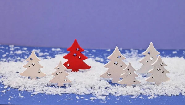 Świąteczna Kartka Choinkami Śniegiem Niebiesko Fioletowym Tle — Zdjęcie stockowe
