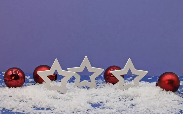 Świąteczna Kartka Ozdobami Świątecznymi Śniegu Dolnej Części Niebiesko Fioletowym Tle — Zdjęcie stockowe