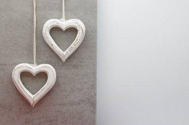 Gri bir arkaplanda iki beyaz kalpli tebrik kartı ve mesaj için beyaz bir yer.