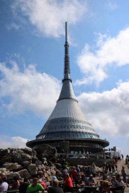Çek Cumhuriyeti 'nin Jizera Dağları' ndaki bir dağın tepesindeki televizyon vericisi Jetd.