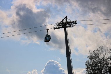 Mavi gökyüzünün arka planında bir teleferik.