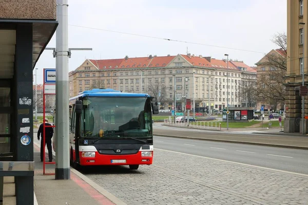 チェコ共和国プラハ市内の主要道路のバス停でバス — ストック写真